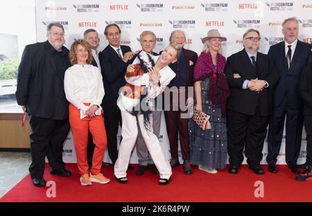 Cate Blanchett (6th a sinistra) si presenta con il cast e la squadra creativa alla prima mondiale del Pinocchio di Guillermo del Toro durante il BFI London Film Festival 2022 al Royal Festival Hall, Southbank Centre, Londra. Data immagine: Sabato 15 ottobre 2022. Foto Stock