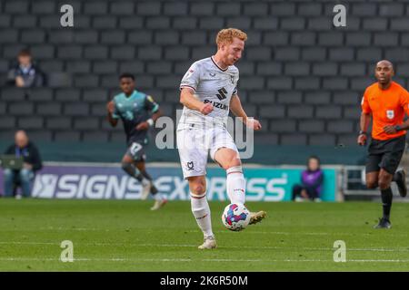 Milton Keynes Dons Dean Lewington durante la prima metà della partita della Sky Bet League 1 tra MK Dons e Plymouth Argyle allo stadio MK di Milton Keynes sabato 15th ottobre 2022. (Credit: John Cripps | MI News) Credit: MI News & Sport /Alamy Live News Foto Stock