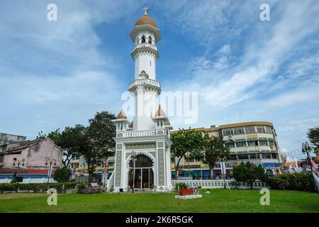 George Town, Malesia - 2022 ottobre: Viste della Moschea Kapitan Keling a George Town il 12 ottobre 2022 a Penang, Malesia. Foto Stock