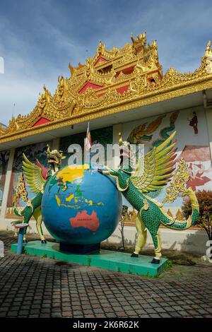 George Town, Malesia - 2022 ottobre: Viste del tempio buddista birmano Dhammikarama a George Town il 13 ottobre 2022 a Penang, Malesia. Foto Stock