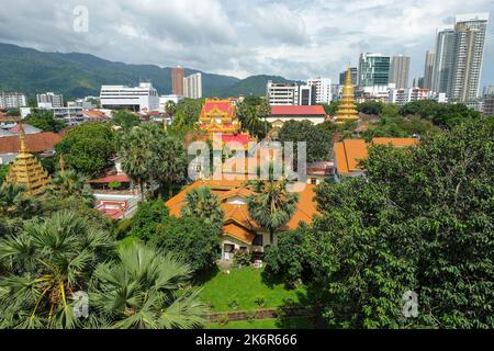 George Town, Malesia - ottobre 2022: Vista del Tempio buddista birmano di Dhammikarama e del Tempio buddista tailandese di Wat Chaiyamangalaram a George Town Foto Stock