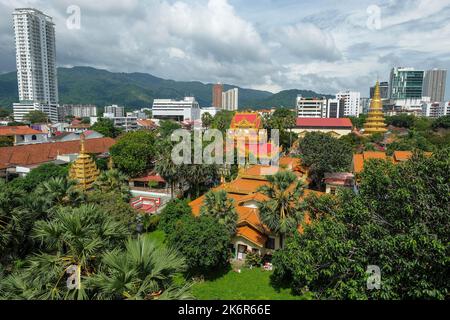 George Town, Malesia - ottobre 2022: Vista del Tempio buddista birmano di Dhammikarama e del Tempio buddista tailandese di Wat Chaiyamangalaram a George Town Foto Stock