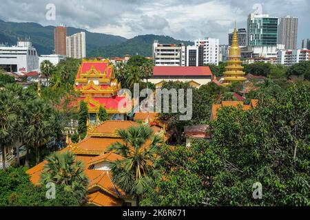 George Town, Malesia - ottobre 2022: Vista del Tempio buddista birmano di Dhammikarama e del Tempio buddista tailandese di Wat Chaiyamangalaram a George Town Foto Stock