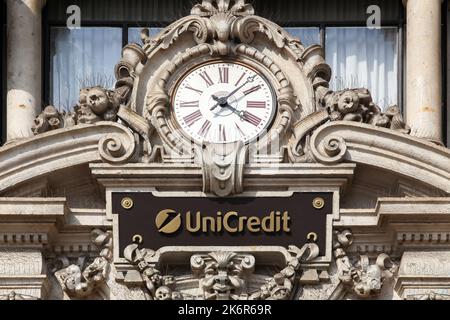 Milano, Italia - 13 aprile 2016: Logo UniCredit su una facciata. UniCredit è una società italiana di servizi bancari e finanziari Foto Stock