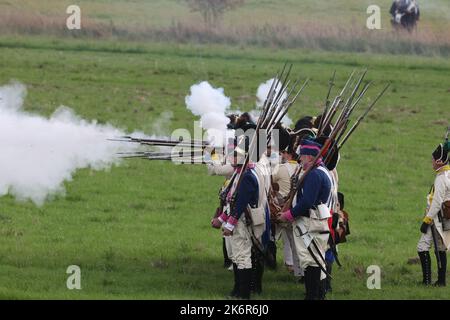 Cospeda, Germania. 07th Ott 2022. Gli artisti che si esibiscono in uniformi d'epoca si esibiscono in un evento che segna il 216th° anniversario della battaglia prussiano-francese di Jena sullo storico campo di battaglia del 1806 in un campo vicino a Cospeda. Diverse centinaia di partecipanti, tra cui alcuni provenienti dagli Stati Uniti, stanno rifacendo parte della doppia battaglia di Jena e Auerstedt. Durante la battaglia, le truppe francesi sotto Napoleone Bonaparte avevano schiacciato l'esercito prussiano-sassone il 14 ottobre 1806. Credit: Bodo Schackow/dpa/Alamy Live News Foto Stock