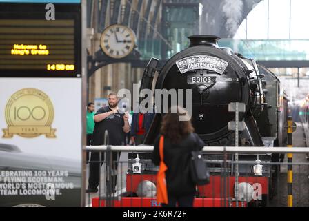 Londra, Regno Unito, 15th ottobre 2022. Per celebrare sia il 170th° anniversario della stazione di Kings Cross che il 100th° anniversario del Flying Scotsman, il treno a vapore di fama mondiale si trova alla stazione di Kings Cross tutto il fine settimana. Il treno si è seduto sul binario 8 per permettere ai membri del pubblico di ammirare da vicino la locomotiva. Credit: Monica Wells/Alamy Live News Foto Stock