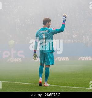 Francoforte, Assia, Germania. 15th Ott 2022. Il portiere di Eintracht Frankfurt KEVIN TRAPP (1) ha messo il suo braccio nella partita Eintracht Frankfurt vs. Bayer Leverkusen Bundesliga al Deutsche Bank Park di Francoforte, in Germania, il 15 ottobre 2022. (Credit Image: © Kai Dambach/ZUMA Press Wire) Credit: ZUMA Press, Inc./Alamy Live News Foto Stock