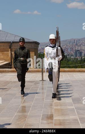 ANKARA, TURKIYE - 14 LUGLIO 2022: I soldati marciano per il cambio della cerimonia della guardia in Anitkabir dove si trova il mausoleo di Ataturk, il fondatore e abete Foto Stock