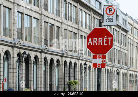 Un cartello Arret/Statua per le strade di Montreal in Quebec, Canada Foto Stock