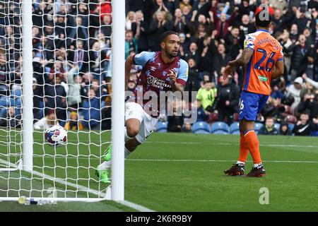 Burnley, Regno Unito. 15th Ott 2022. Vitinho di Burnley (c) festeggia dopo aver segnato la sua squadra 1st gol. Partita SkyBet EFL Championship, Burnley contro Swansea City al Turf Moor di Burnley, Lancs sabato 15th ottobre 2022. Questa immagine può essere utilizzata solo per scopi editoriali. Solo per uso editoriale, licenza richiesta per uso commerciale. Non è utilizzabile nelle scommesse, nei giochi o nelle pubblicazioni di un singolo club/campionato/giocatore. pic di Chris Stading/Andrew Orchard sports photography/Alamy Live news Credit: Andrew Orchard sports photography/Alamy Live News Foto Stock