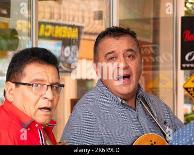 La Paz, Bolivia - 31 2022 luglio: Gli uomini boliviani che giocano gli strumenti e canti nel vialetto di una casa Foto Stock