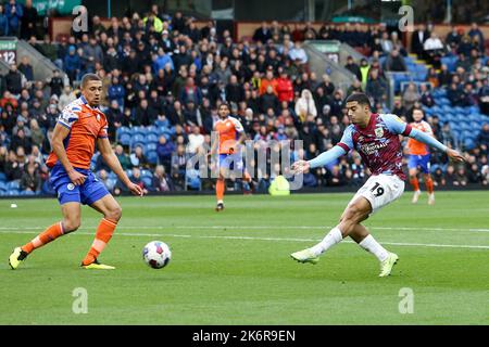 Burnley, Regno Unito. 15th Ott 2022. Anass Zaroury di Burnley (l) spara e segna i suoi team 3rd gol. Partita SkyBet EFL Championship, Burnley contro Swansea City al Turf Moor di Burnley, Lancs sabato 15th ottobre 2022. Questa immagine può essere utilizzata solo per scopi editoriali. Solo per uso editoriale, licenza richiesta per uso commerciale. Non è utilizzabile nelle scommesse, nei giochi o nelle pubblicazioni di un singolo club/campionato/giocatore. pic di Chris Stading/Andrew Orchard sports photography/Alamy Live news Credit: Andrew Orchard sports photography/Alamy Live News Foto Stock