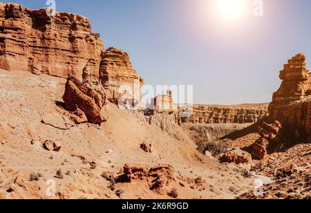 Vista panoramica del Charyn Canyon in Kazakhstan vicino ad Almaty durante l'alba Foto Stock