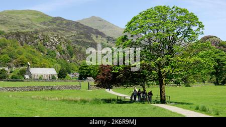 Visitatori di Gelert`s grave, Beddgelert, Snowdonia, Galles del Nord, Regno Unito, Foto Stock