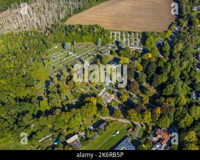 Luftbild, Neuer Friedhof, Waldschäden Kahlschlag, Fröndenberg, Fröndenberg/Ruhr, Ruhrgebiet, Nordrhein-Westfalen, Deutschland, Baumsterben, Begräbniss Foto Stock