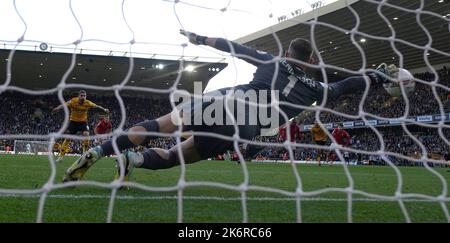 Wolverhampton, Regno Unito. 15th ottobre 2022. Ruben Neves of Wolverhampton Wanderers segna una penalità durante la partita della Premier League a Molineux, Wolverhampton. Credit: Sportimage/Alamy Live News Foto Stock