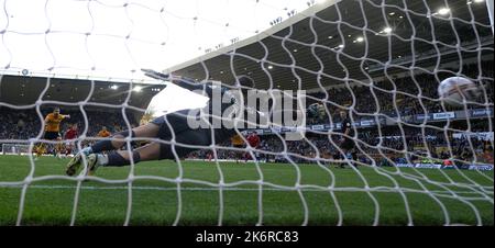 Wolverhampton, Regno Unito. 15th ottobre 2022. Ruben Neves of Wolverhampton Wanderers segna una penalità durante la partita della Premier League a Molineux, Wolverhampton. Credit: Sportimage/Alamy Live News Foto Stock