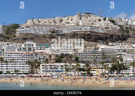 PUERTO RICO, GRAN CANARIA, Isole CANARIE - MARZO 9 : Vista della spiaggia di Puerto Rico Gran Canaria il 9 Marzo 2022. Persone non identificate Foto Stock