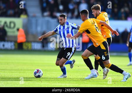 Lee Gregory (9 Sheffield Mercoledì) controlla la palla durante la partita della Sky Bet League 1 tra Cambridge United e Sheffield Mercoledì al R Costings Abbey Stadium, Cambridge Sabato 15th Ottobre 2022. (Credit: Kevin Hodgson | MI News) Credit: MI News & Sport /Alamy Live News Foto Stock