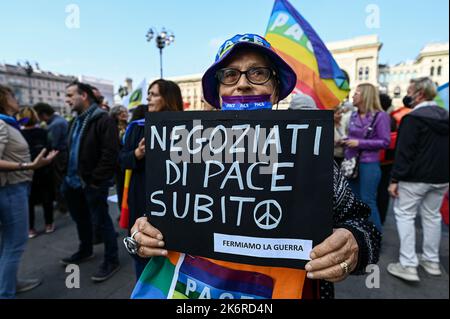 Una donna ha un cartello con la scritta "Peace Talks Now". Stop the war' durante un demo organizzato dall'Unione popolare a Milano il 15 ottobre 2022 Credit: Piero Crociatti/Alamy Live News Foto Stock