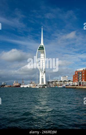 Ottobre 15 2022. Portsmouth, hampshire, UK.The Spinnaker Tower e Gunwharf Quays a Portsmouth, Regno Unito Foto Stock