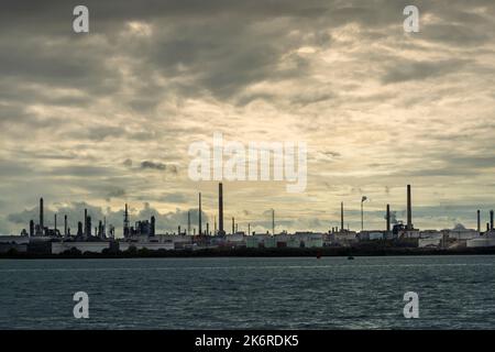 Raffineria petrolifera e petrolchimica Fawley su Sothampton Water, Hampshire, Regno Unito Foto Stock