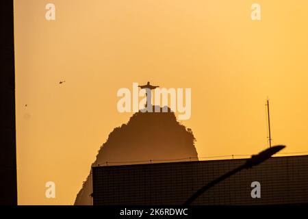 Silhouette di Cristo Redentore con un bellissimo tramonto a Rio de Janeiro, Brasile - 08 settembre 2022: Bellissimo tramonto a Rio de Janeiro. Foto Stock