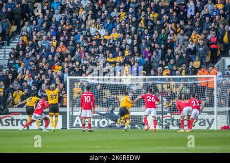 Ruben Neves #8 di Wolverhampton wanderers segna una penalità durante la partita della Premier League Wolverhampton Wanderers vs Nottingham Forest a Molineux, Wolverhampton, Regno Unito, 15th ottobre 2022 (Foto di Ritchie Sumpter/News Images) Foto Stock