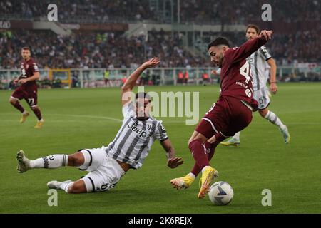 Torino, 15th ottobre 2022. Nemanja Radonjic di Torino FC trasforma Danilo della Juventus nella zona di penalità durante la Serie A match allo Stadio Grande Torino. L'immagine di credito dovrebbe essere: Jonathan Moskrop / Sportimage Foto Stock