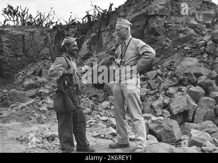 Fotografo della Marina Captain ed. Steichen su Iwo JimaNavy fotografo su Iwo Jima, Cap. Ed. J. Steichen, capo della fotografia da combattimento della Marina e direttore dell'Istituto fotografico navale. Capt. Steichen e Corp WM. Damato. Foto Stock