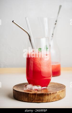 Cocomero rinfrescante Agua fresca bere in un bicchiere con una paglia. Foto Stock