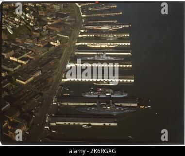 San Francisco Waterfront 'San Francisco Waterfront. In primo piano, USS Pennsylvania (BB-38) e USS New Mexico (BB-40). Alt. 1000'; f.l. 8,25'.'. Foto Stock