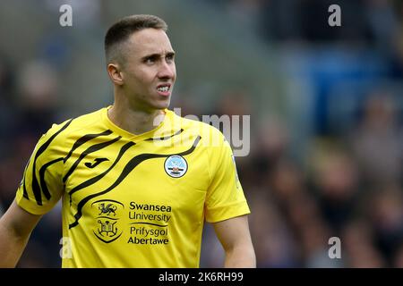 Burnley, Regno Unito. 15th Ott 2022. Swansea City Goalkeeper Steven Benda guarda su. Partita SkyBet EFL Championship, Burnley contro Swansea City al Turf Moor di Burnley, Lancs sabato 15th ottobre 2022. Questa immagine può essere utilizzata solo per scopi editoriali. Solo per uso editoriale, licenza richiesta per uso commerciale. Non è utilizzabile nelle scommesse, nei giochi o nelle pubblicazioni di un singolo club/campionato/giocatore. pic di Chris Stading/Andrew Orchard sports photography/Alamy Live news Credit: Andrew Orchard sports photography/Alamy Live News Foto Stock