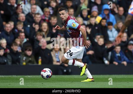 Burnley, Regno Unito. 15th Ott 2022. Josh Cullen di Burnley in azione. Partita SkyBet EFL Championship, Burnley contro Swansea City al Turf Moor di Burnley, Lancs sabato 15th ottobre 2022. Questa immagine può essere utilizzata solo per scopi editoriali. Solo per uso editoriale, licenza richiesta per uso commerciale. Non è utilizzabile nelle scommesse, nei giochi o nelle pubblicazioni di un singolo club/campionato/giocatore. pic di Chris Stading/Andrew Orchard sports photography/Alamy Live news Credit: Andrew Orchard sports photography/Alamy Live News Foto Stock