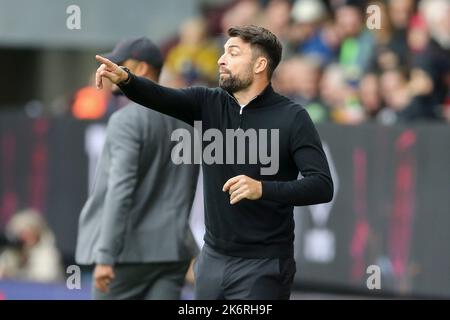 Burnley, Regno Unito. 15th Ott 2022. Il City Manager di Swansea Russell Martin grida istruzioni. Partita SkyBet EFL Championship, Burnley contro Swansea City al Turf Moor di Burnley, Lancs sabato 15th ottobre 2022. Questa immagine può essere utilizzata solo per scopi editoriali. Solo per uso editoriale, licenza richiesta per uso commerciale. Non è utilizzabile nelle scommesse, nei giochi o nelle pubblicazioni di un singolo club/campionato/giocatore. pic di Chris Stading/Andrew Orchard sports photography/Alamy Live news Credit: Andrew Orchard sports photography/Alamy Live News Foto Stock