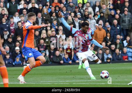 Burnley, Regno Unito. 15th Ott 2022. Nathan Tella di Burnley sembra sparare. Partita SkyBet EFL Championship, Burnley contro Swansea City al Turf Moor di Burnley, Lancs sabato 15th ottobre 2022. Questa immagine può essere utilizzata solo per scopi editoriali. Solo per uso editoriale, licenza richiesta per uso commerciale. Non è utilizzabile nelle scommesse, nei giochi o nelle pubblicazioni di un singolo club/campionato/giocatore. pic di Chris Stading/Andrew Orchard sports photography/Alamy Live news Credit: Andrew Orchard sports photography/Alamy Live News Foto Stock