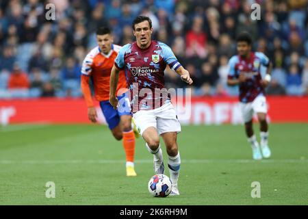 Burnley, Regno Unito. 15th Ott 2022. Jack Cork di Burnley in azione. Partita SkyBet EFL Championship, Burnley contro Swansea City al Turf Moor di Burnley, Lancs sabato 15th ottobre 2022. Questa immagine può essere utilizzata solo per scopi editoriali. Solo per uso editoriale, licenza richiesta per uso commerciale. Non è utilizzabile nelle scommesse, nei giochi o nelle pubblicazioni di un singolo club/campionato/giocatore. pic di Chris Stading/Andrew Orchard sports photography/Alamy Live news Credit: Andrew Orchard sports photography/Alamy Live News Foto Stock