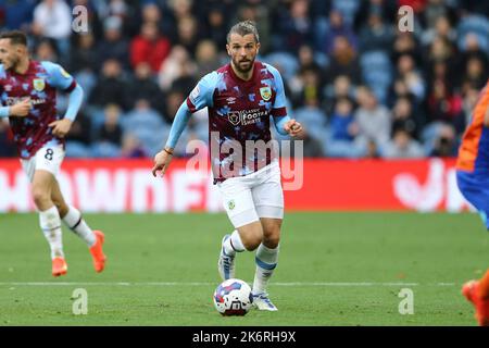 Burnley, Regno Unito. 15th Ott 2022. Jay Rodriguez di Burnley in azione. Partita SkyBet EFL Championship, Burnley contro Swansea City al Turf Moor di Burnley, Lancs sabato 15th ottobre 2022. Questa immagine può essere utilizzata solo per scopi editoriali. Solo per uso editoriale, licenza richiesta per uso commerciale. Non è utilizzabile nelle scommesse, nei giochi o nelle pubblicazioni di un singolo club/campionato/giocatore. pic di Chris Stading/Andrew Orchard sports photography/Alamy Live news Credit: Andrew Orchard sports photography/Alamy Live News Foto Stock