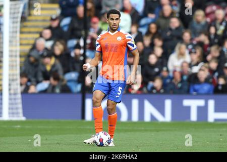 Burnley, Regno Unito. 15th Ott 2022. Ben Cabango di Swansea City in azione. Partita SkyBet EFL Championship, Burnley contro Swansea City al Turf Moor di Burnley, Lancs sabato 15th ottobre 2022. Questa immagine può essere utilizzata solo per scopi editoriali. Solo per uso editoriale, licenza richiesta per uso commerciale. Non è utilizzabile nelle scommesse, nei giochi o nelle pubblicazioni di un singolo club/campionato/giocatore. pic di Chris Stading/Andrew Orchard sports photography/Alamy Live news Credit: Andrew Orchard sports photography/Alamy Live News Foto Stock