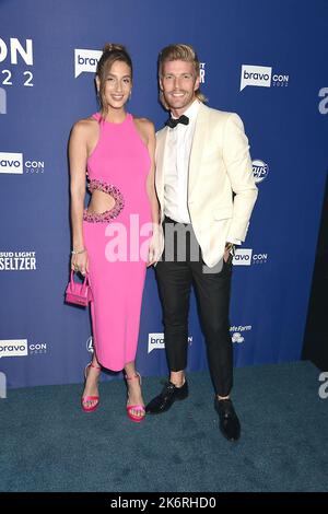 Kyle Cooke e Amanda Batula di 'Summer House' frequentano Andy's Legends Ball a BravoCon 2022 il 14 ottobre 2022 al Manhattan Center di New York, New York, USA. Robin Platzer/ Twin Images/ Credit: Sipa USA/Alamy Live News Foto Stock