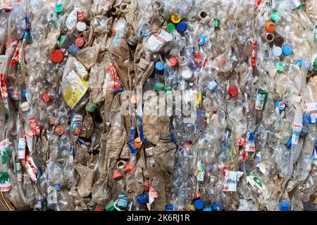 Bottiglie di plastica compressa in pile presso il sito di discarica Foto Stock