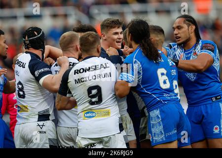 Newcastle, Regno Unito. 15th Ott 2022. Jack Welsby (centro) d'Inghilterra nel cuore di un altercation durante il 2021 Rugby League World Cup Pool Una partita tra l'Inghilterra e Samoa a St James's Park, Newcastle, sabato 15th ottobre 2022. (Credit: Chris Lishman | NOTIZIE MI) Credit: NOTIZIE MI & Sport /Alamy Live News Foto Stock