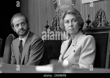 Juan Carlos i, re di Spagna, con la regina Sofia di Grecia, all'Universidad de Belgrano di Buenos Aires, Argentina Foto Stock