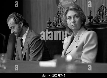 Juan Carlos i, re di Spagna, con la regina Sofia di Grecia, all'Universidad de Belgrano di Buenos Aires, Argentina Foto Stock