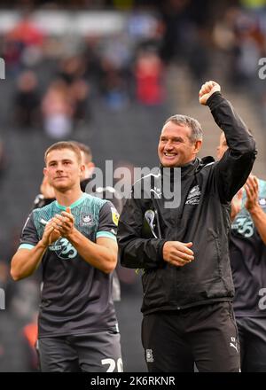 Plymouth Argyle primo allenatore di squadra Kevin Nancekivell applaude i tifosi a tempo pieno durante la partita della Sky Bet League 1 MK Dons vs Plymouth Argyle allo stadio:mk, Milton Keynes, Regno Unito, 15th ottobre 2022 (Foto di Stanley Kasala/News Images) Foto Stock