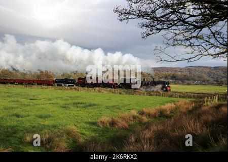 "87" e "138" in doppia direzione nei pressi di Pont Croesor. Foto Stock