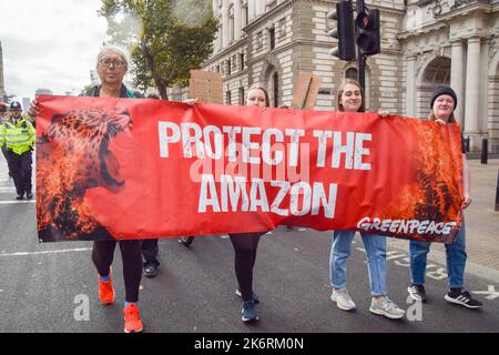 Londra, Regno Unito. 15th ottobre 2022. Manifestanti a Whitehall. Agricoltori e sostenitori hanno marciato a Westminster chiedendo un migliore sistema alimentare e agricolo nel Regno Unito, per salvare i programmi di gestione ambientale del territorio e per proteggere la natura. Credit: Vuk Valcic/Alamy Live News Foto Stock