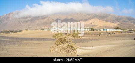 Vista panoramica del tipico paesaggio naturale della spiaggia di Famara (Playa de Famara), Lanzarote. Isole Canarie. Spagna. Foto Stock