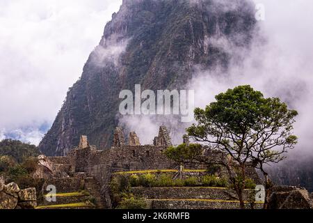 Esplorando la meraviglia peruviana del mondo, Machu Picchu. Questa foto offre una prospettiva diversa dell'antica civiltà recentemente scoperta Foto Stock