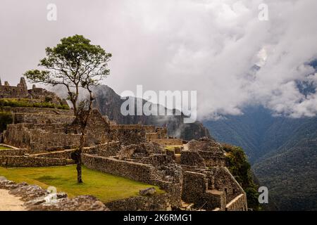 Esplorando la meraviglia peruviana del mondo, Machu Picchu. Questa foto offre una prospettiva diversa dell'antica civiltà recentemente scoperta Foto Stock